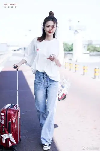 徐璐这回终于穿对了仅仅白t搭牛仔裤就气场2米8网友好漂亮