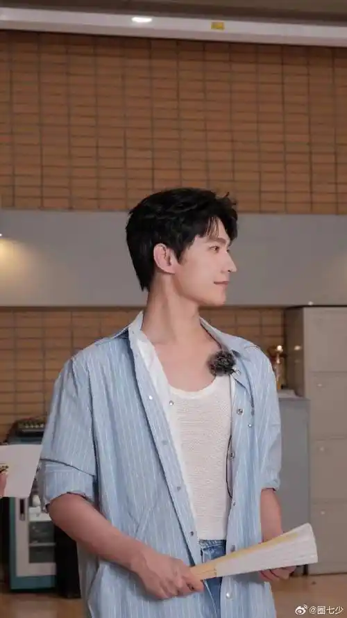 杨洋蓝色条纹衬衫##杨洋