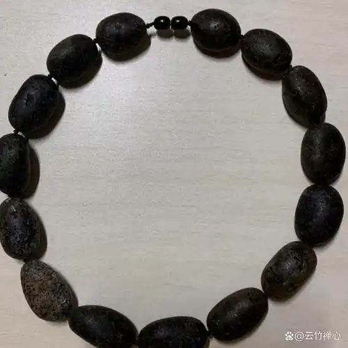 药珀到底是什么,浅谈名为"灵草珀"的黑色蜜蜡