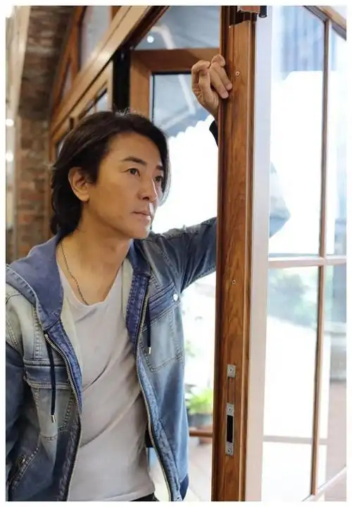 郑伊健低调现身与妻蒙嘉慧盛装夺目