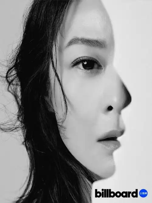 刘若英最新封面大片释出,秋日氛围朦胧感在奶茶姐这组照片上体现的