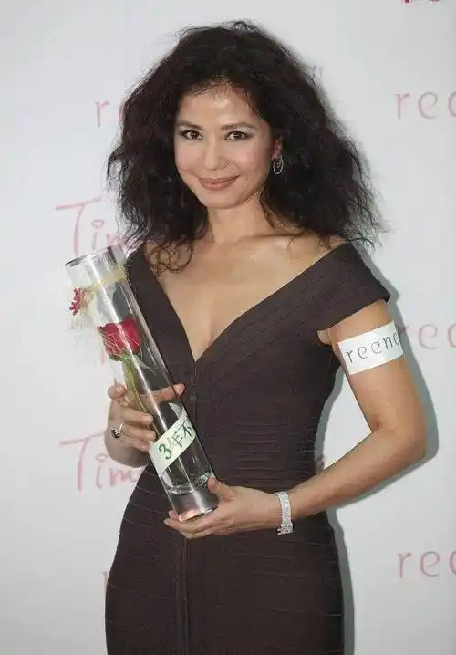 60岁的钟楚红少女感十足,虽然没有一丝赘肉,但拉链还是拉不上去_气质