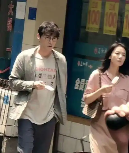 内江街头偶遇胡歌,高圆圆相陪一起吃冰棒,合作开拍新剧受期待