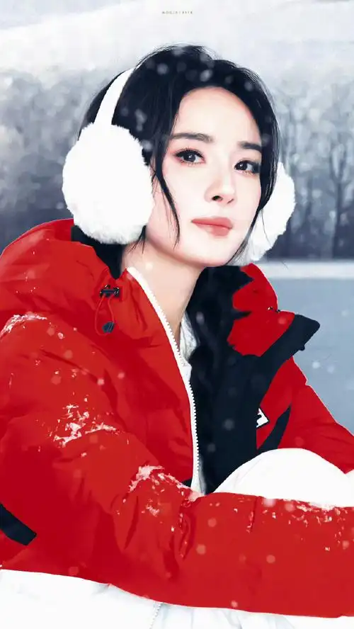 杨幂毛绒耳罩##杨幂雪景氛围感#杨毛绒耳罩造型96 好可爱的耳罩啊