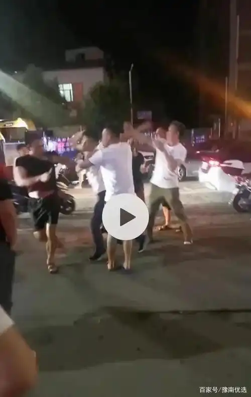 信阳平桥深夜发生打架斗殴事件!一男子被追打围殴
