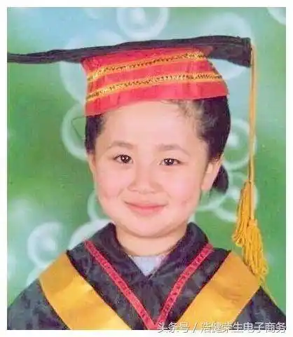 看来小时候的杨紫天生就有些婴儿肥,这也是她整容的原因吧.