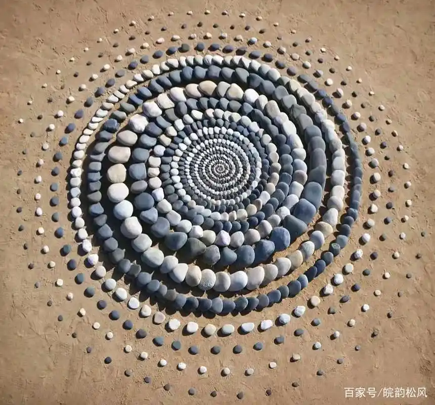 沙滩上用石头摆的图案,有没有惊艳到你?