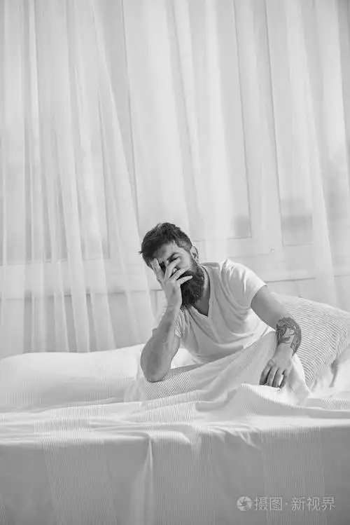 一个失望痛苦的脸早上醒来的家伙.有胡子和胡子的男子患有宿醉.