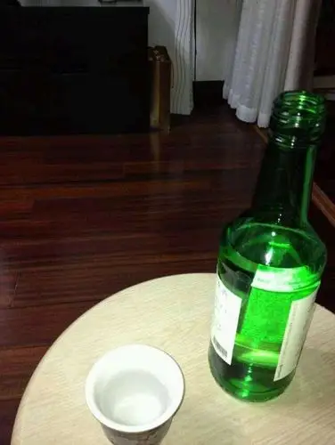 又一次拿起杯喝酒了,我很难过