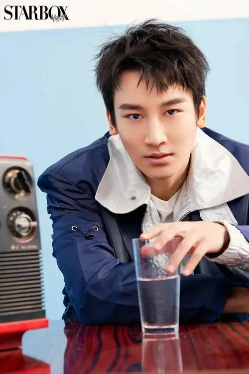 麦亨利最新时尚大片释出 清爽潮酷切换自如