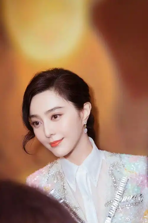 范冰冰活动无修图流出,观众直呼差别太大,颈纹看得鸡皮疙瘩掉一地