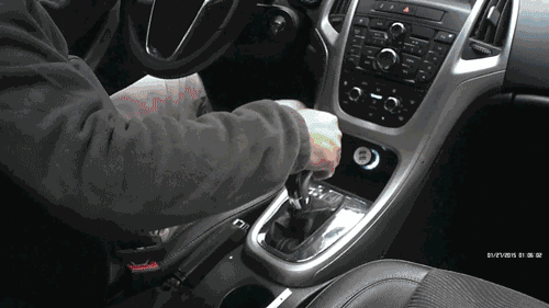 在超车之前拨动一下挡杆或方向盘后的换挡拨片(有些车型则是按钮操作)