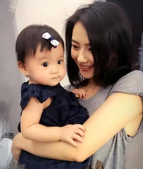 从照片中可以看出,赵又廷和高圆圆对女儿的呵护无微不至