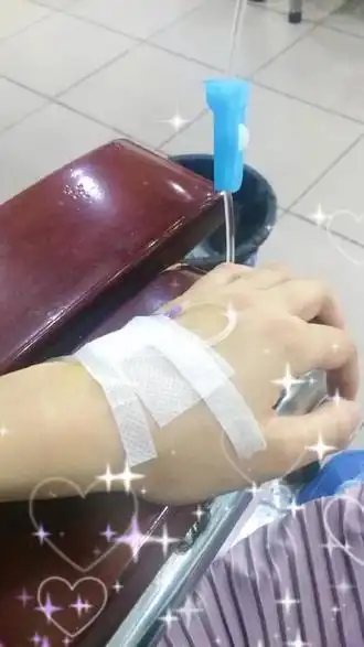 女孩子输液的时候请记得最好扎左手记得穿裙子带几块糖少喝水别睡着了