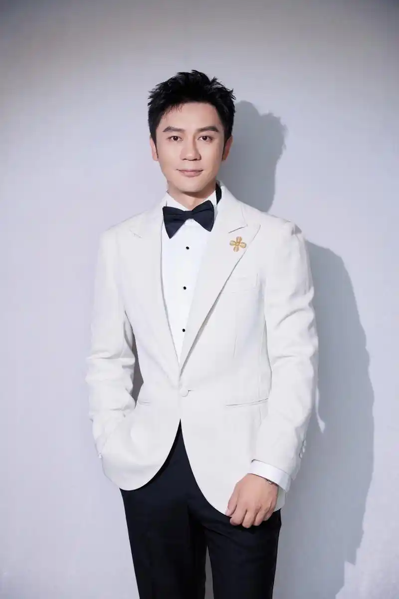 李晨#北影节开幕红毯# @李晨 一席白色西装礼服亮相参加北影节磕换
