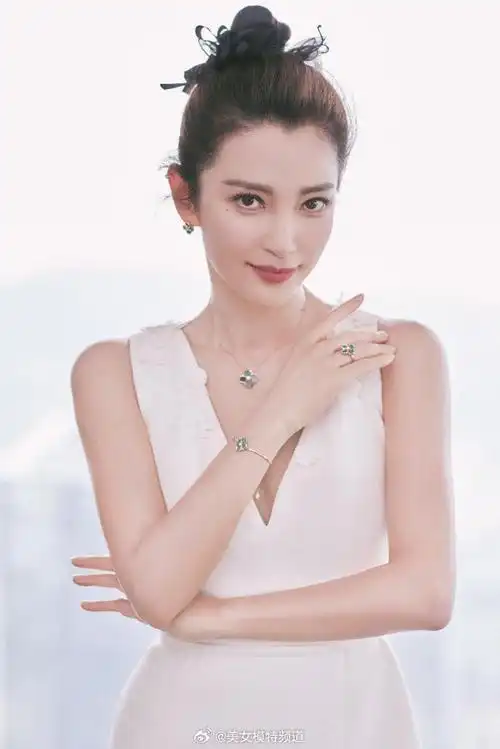 李冰冰穿白色礼服典雅大气窗前高调秀美背仪态优雅