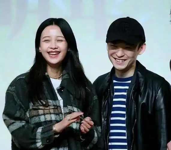 王京花嫁演员董志华结婚30年被丈夫宠成宝影帝儿子是她骄傲