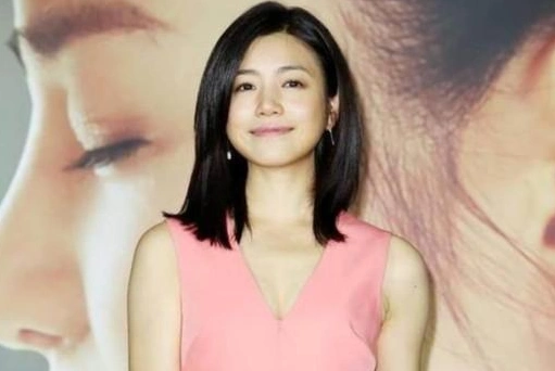 穿着高跟鞋还没有什么问题,但是和一些高个子的女星站在一起就真的是