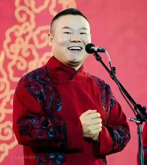 岳云鹏自爆曾被30人围观洗澡,画面感太强了,我是一点也接受不了_场面