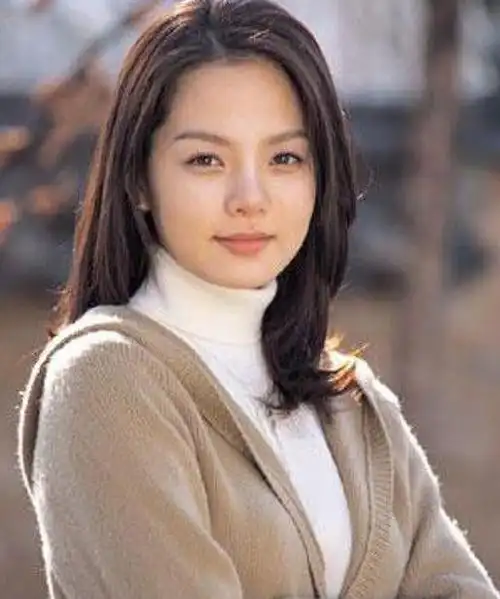 女方粉丝嫌弃高梓淇事业发展的不好,而蔡琳不仅在韩国名气大,在中国也