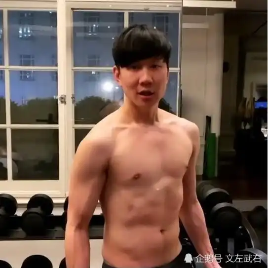 林俊杰兑现承诺秀腹肌,努力健身一定会有回报