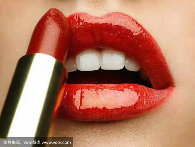 美丽的照片(特写)的红色女性的嘴唇涂抹口红