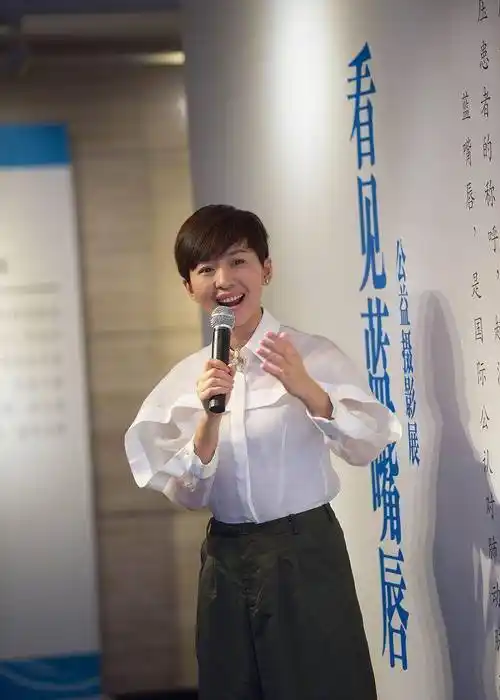 原创女主持人中真服欧阳夏丹的洒脱短发干练裙装优雅很有优越感