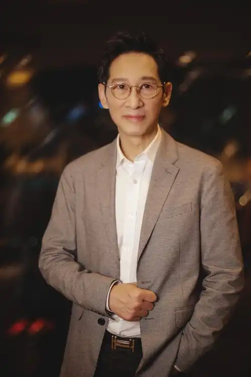 "大器晚成"的8位中年男演员:有人迷上整容,有人沦为笑柄