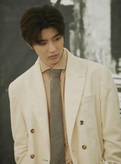 蔡徐坤米色西装外套搭配橄榄绿色领带文艺复古写真