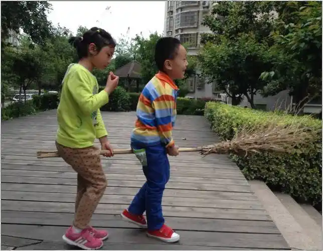 郎骑竹马来绕床弄青梅