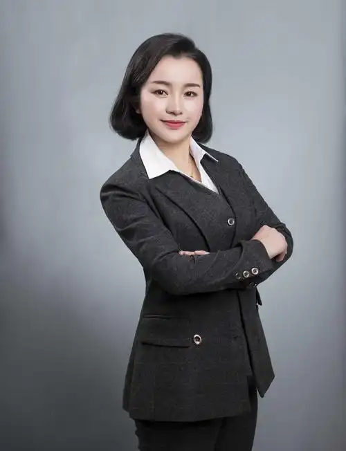 来个"燕知"老师的形象照啊