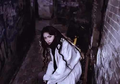 城中村颓废人像在绝望中生长出来的美丽之花