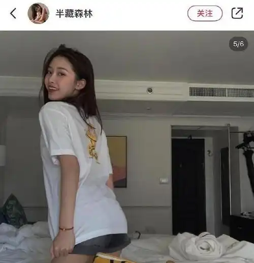 半藏森林将鞋子穿在了脚上,同样的白色背心,不同的是换了一条短裤.