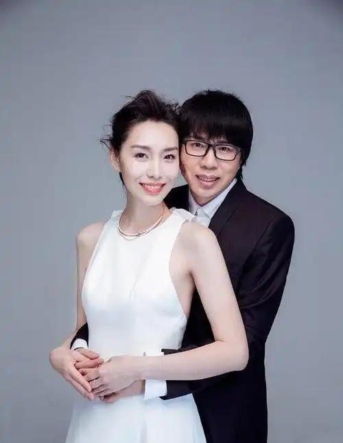 卢庚戌秀恩爱,与小15岁娇妻同框似两代人,如今与李健发展差别大