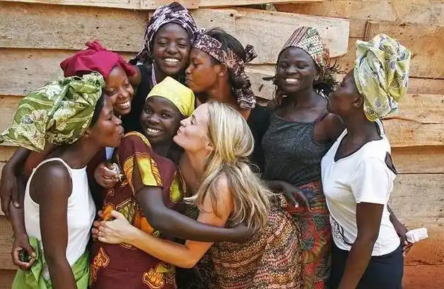 非洲酋长生活多奢侈?身披"黄金衣"妻妾上千,70位妻子随身服侍