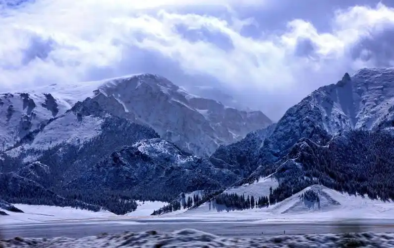 10月12曰新疆15人自驾游,10月3日新疆塞里木湖景区下雪,山上白雪茫茫