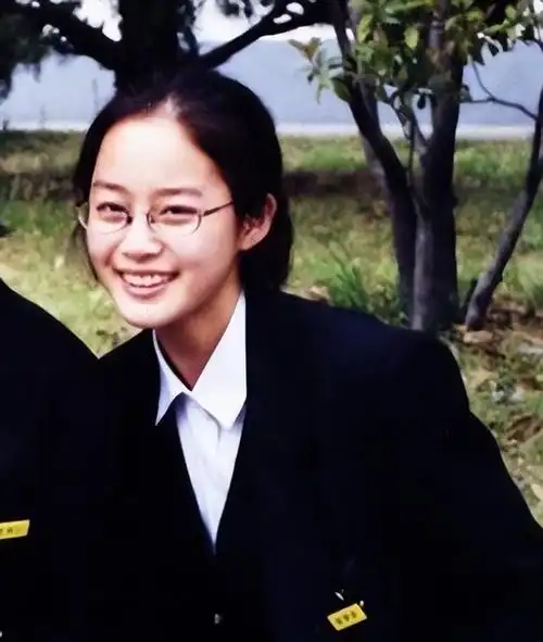 天才美女金泰熙:美貌又学霸,37岁嫁给大明星,结婚6年恩爱如初