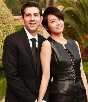 梁咏琪晒出6岁女儿索菲亚的照片母女俩亲密合影高颜值引关注