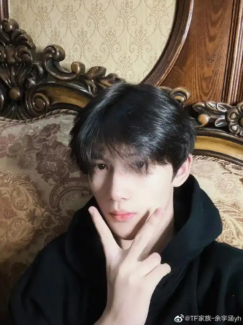 余宇涵比耶自拍#余宇涵比耶自拍小合集系列7099帅气男高日常随拍