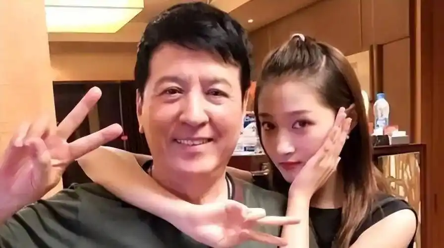 原创鹿晗父亲身份曝光友人透露晓彤爸着急催婚男方却不着急