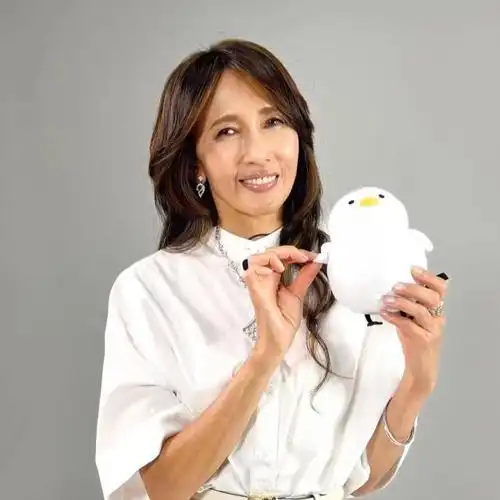 52岁工藤静香秀豆芽腿真实镜头下皮肤松弛眼皮耷拉纹身遭吐槽