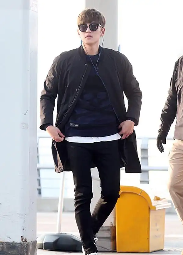 池昌旭:身穿酷劲十足的长款皮衣,内搭深蓝色纹理毛衣加白色衬衫,充满