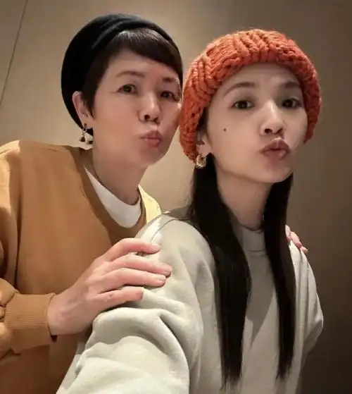 杨丞琳晒照为妈妈庆生,母女俩高颜值似拷贝粘贴,像一对姐妹花!