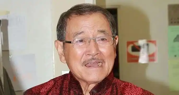 75岁洪七公,出道50年无绯闻,儿子虽有实力却绯闻不断前妻是杨幂_刘丹