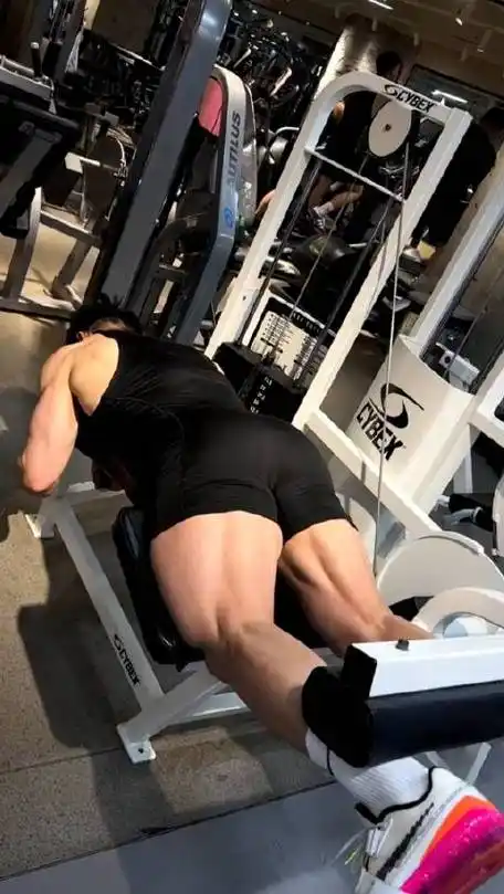 如此强壮的肌肉猛男腿部训练动作,打造粗壮强劲的男友腿