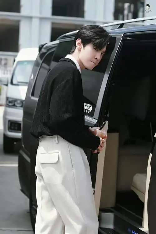 陈哲远黑白色系穿搭上班路透