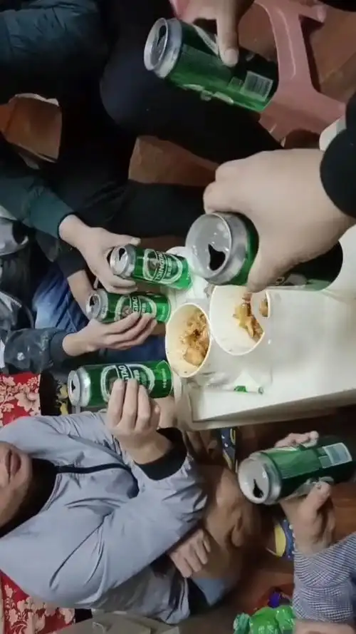 男人,每天最快乐的时候,莫过于下班后,和几个好兄弟喝酒吃肉吹牛逼