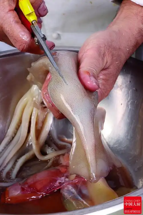 1,将鱿鱼从腹部剪开.2,去掉内脏,透明软骨.3,去掉嘴巴和眼睛.