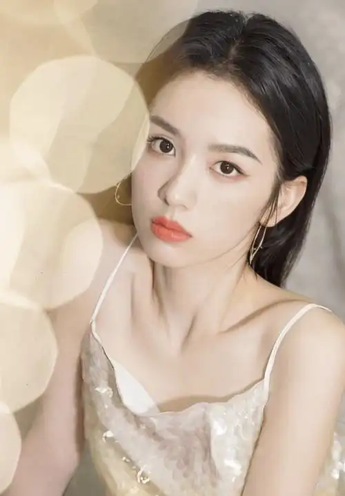 2019年10月25日,周也主演的都市情感片《少年的你