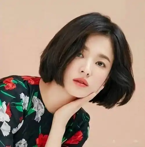 被宋慧乔的"齐耳短发"惊艳了,洋气减龄显脸小,适合参考借鉴_发型_女性